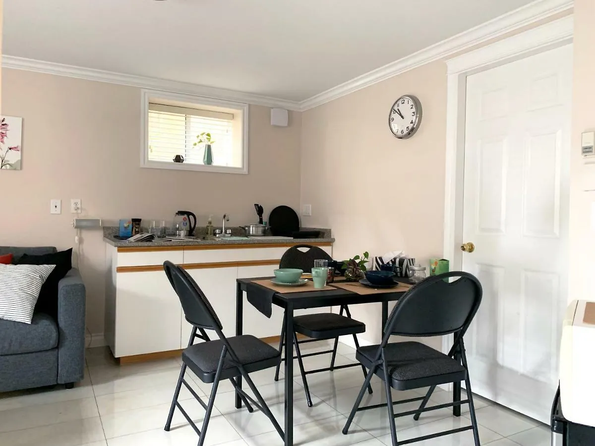 Perfect Location - Tidy & Comfy Suite 5 Mins To Skytrain & Restaurant & Banks, 2 Stops To Metrotown, 5 Stops To Downtown Vancouver Kanada