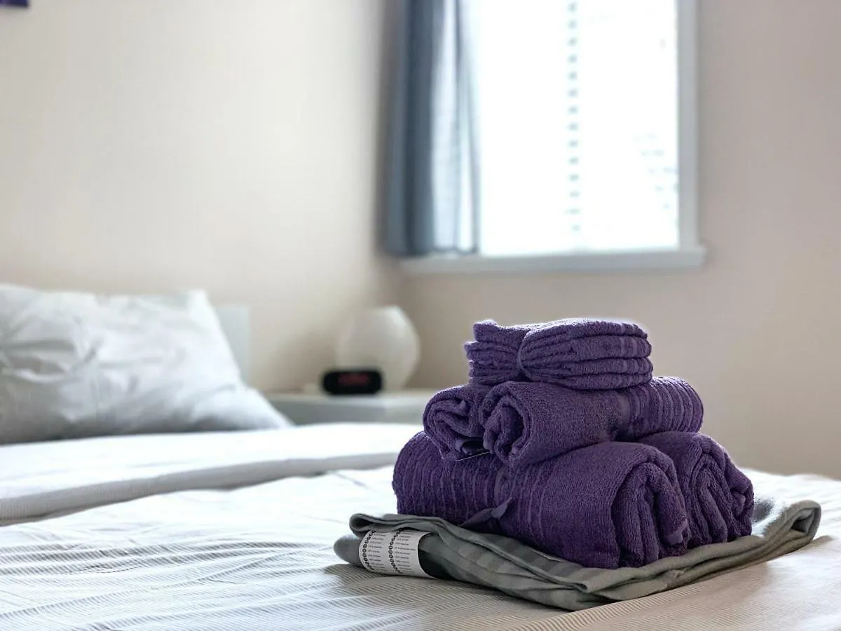Perfect Location - Tidy & Comfy Suite 5 Mins To Skytrain & Restaurant & Banks, 2 Stops To Metrotown, 5 Stops To Downtown Vancouver 0*,