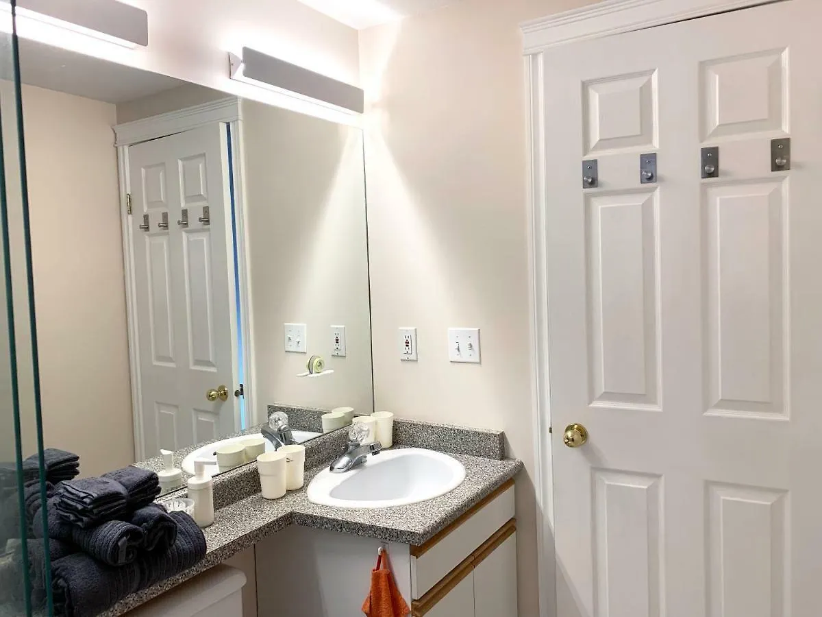 Skytrain Suite: Central Comfort Near Metro & Downtown Vancouver Villa