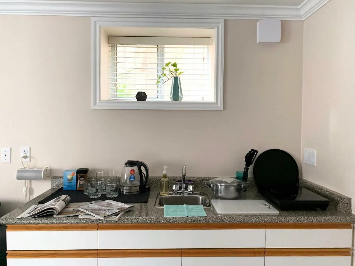 Perfect Location - Tidy & Comfy Suite 5 Mins To Skytrain & Restaurant & Banks, 2 Stops To Metrotown, 5 Stops To Downtown Vancouver Villa