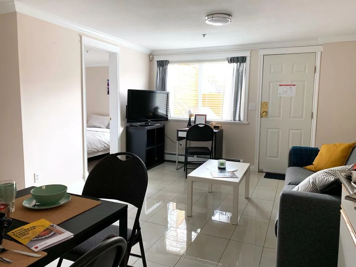 Perfect Location - Tidy & Comfy Suite 5 Mins To Skytrain & Restaurant & Banks, 2 Stops To Metrotown, 5 Stops To Downtown Vancouver Villa