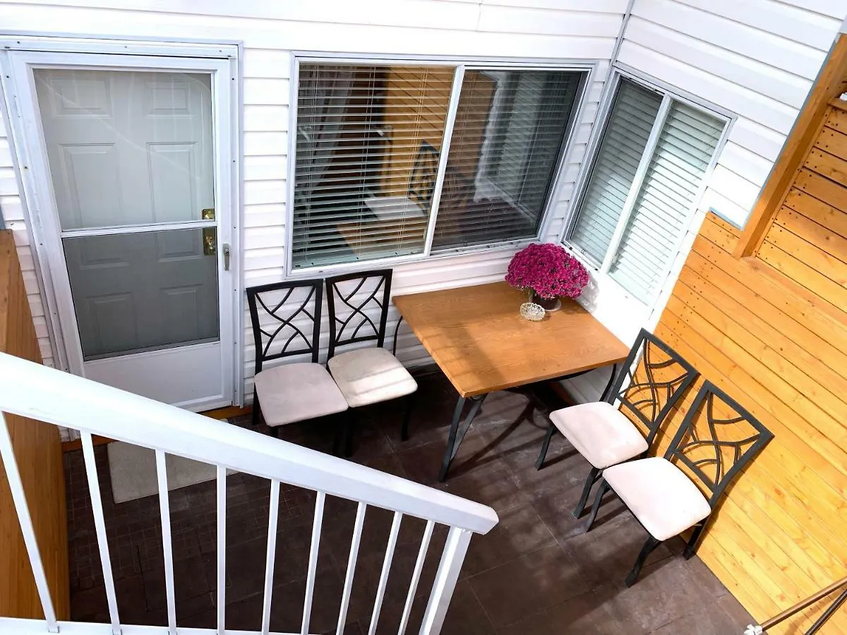 Perfect Location - Tidy & Comfy Suite 5 Mins To Skytrain & Restaurant & Banks, 2 Stops To Metrotown, 5 Stops To Downtown Vancouver Kanada